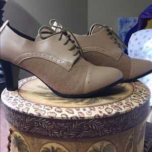New Women’s Oxford Pumps. Size 9.5. 2-3/4” stack.